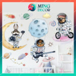 Decal Dán Tường Vũ Trụ Chủ Đề Phi Hành Gia Động Vật – Trang Trí Phòng Bé, Lớp Học, Chất Liệu PVC Bền Đẹp