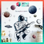 Decal Dán Tường Trẻ Em Chủ Đề Phi Hành Gia Chơi Guitar – Trang Trí Phòng Bé, Lớp Học, Chất Liệu PVC Bền Đẹp