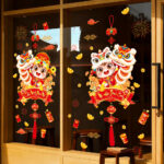 Decal Tết Múa Lân 2026 – Bé Múa Lân & Lân Sư Rồng Đỏ | Decal Tết Hít Tĩnh Điện | Khổ 60×90 cm Trang Trí Cửa Kính