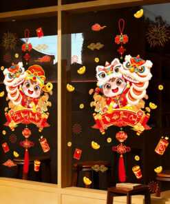Decal Tết Múa Lân 2026 – Bé Múa Lân & Lân Sư Rồng Đỏ | Decal Tết Hít Tĩnh Điện | Khổ 60×90 cm Trang Trí Cửa Kính