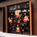 Decal Tết 2026 Hít Tĩnh Điện Bé Nhảy Mừng Pháo Hoa Trang Trí Cửa Kính – MingDecor