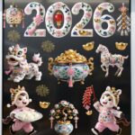 Decal Tết 2026 Hoa Sen – Ngựa May Mắn – Bình Tài Lộc Gốm Sứ | Hít Tĩnh Điện – MingDecor